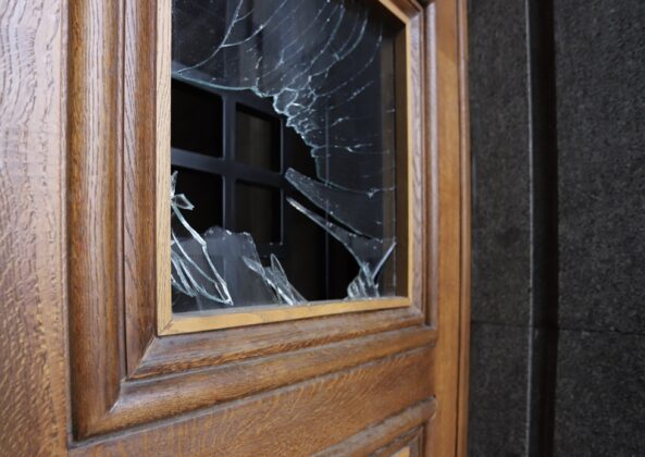 протестиращи счупиха стъклата на вратата на бившия Партиен дом