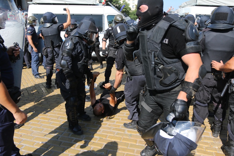 Полицейски служител пострада при потушаване на побой в кв Раковица