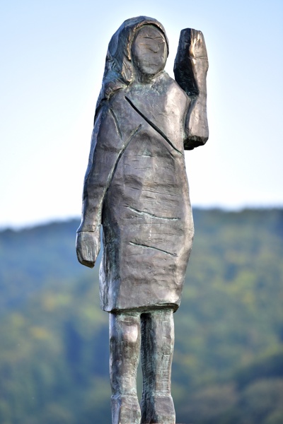 статуя на Мелания Тръмп в Словения