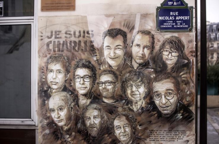 Общ портрет на карикатуристите на Шарли Ебдо окачен на централата