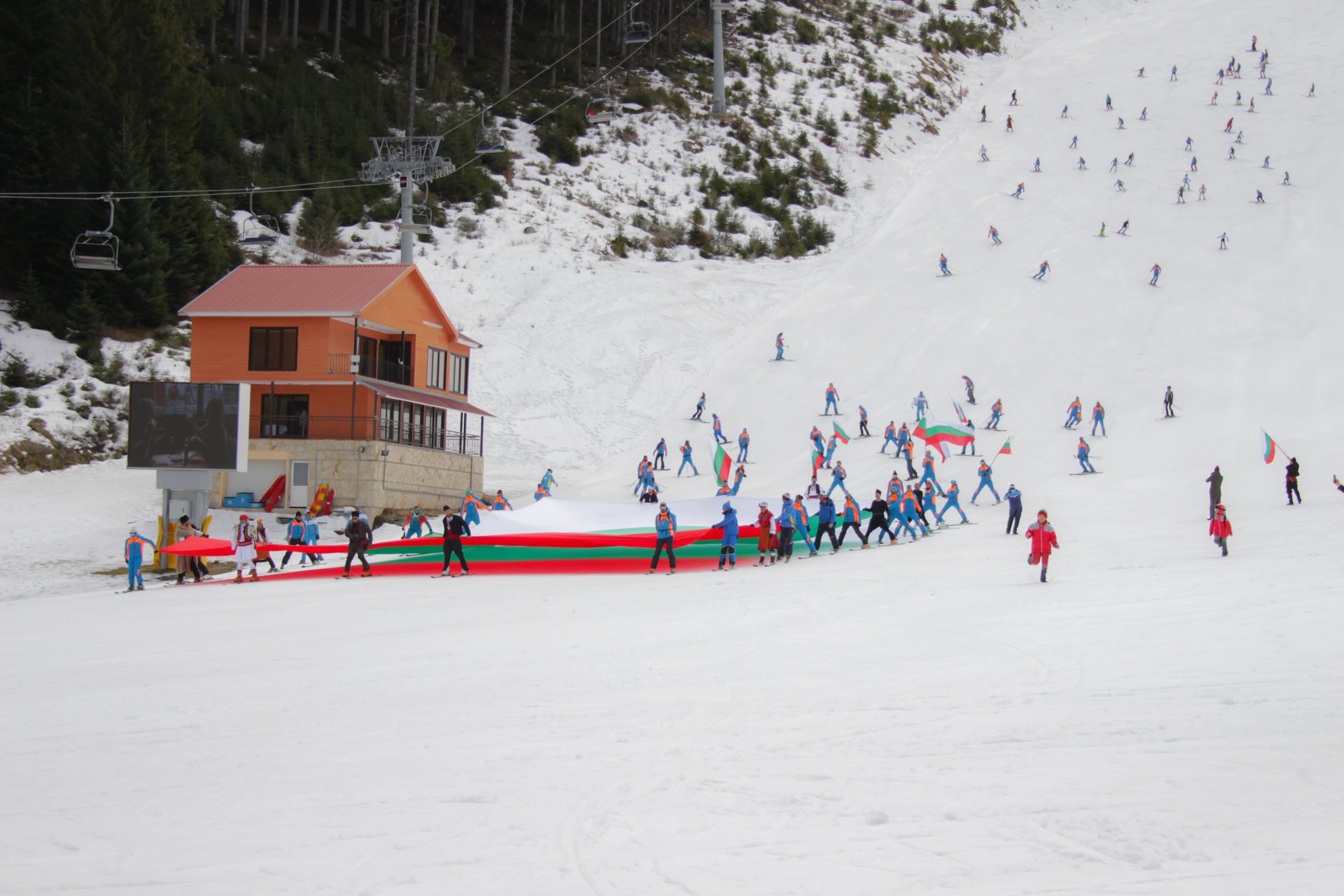 СподелиСкиор почина на една от пистите на ски центъра в