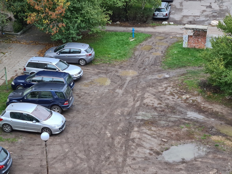 След десетилетия на игнориране на проблемите с паркирането в София