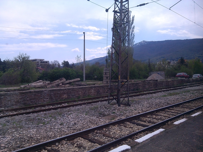 Локомотивният персонал на пътнически влак с направление София Бургас е допуснал