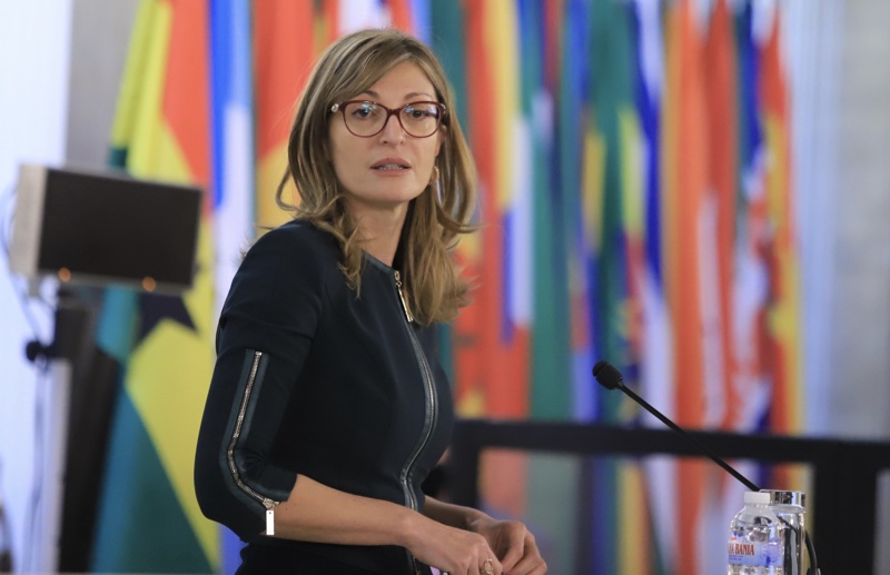 Екатерина Захариева, председател на Комисията по външна политикаОколо 14:30 часа