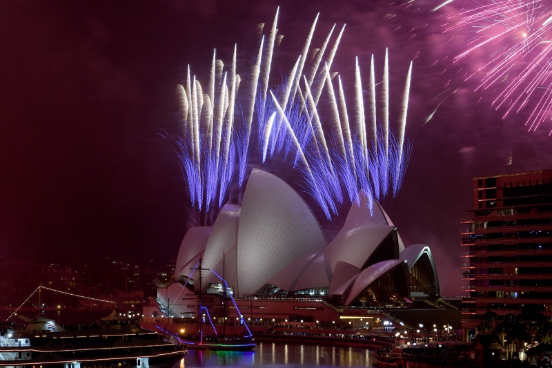 На снимката Заря над операта в СидниСветът посрещна новата година