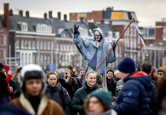 нидерландия коронавирус протест