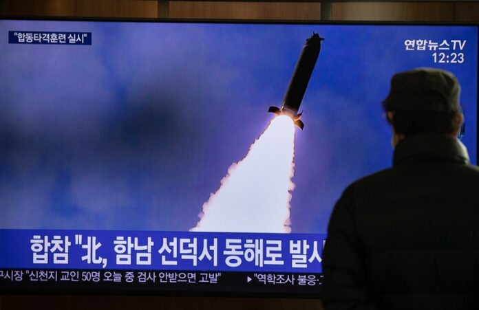 Днес Северна Корея изстреля най-малко 23 ракети в морето, включително