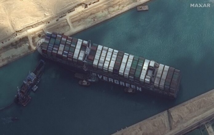 Трафикът в Суецкия канал е блокиран