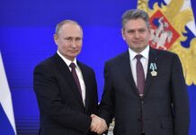 Руският президент Владимир Путин връчва награда на обвинения за шпионаж председател на Национално движение „Русофили“ Николай Малинов
