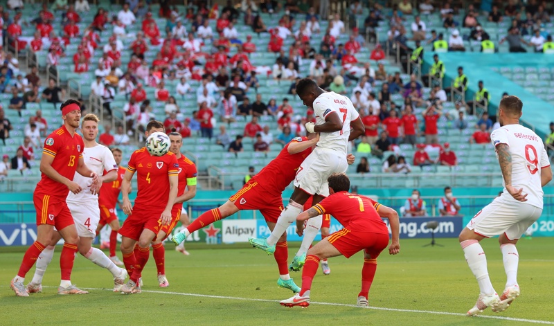 Швейцарецът Бреел Емболо отбелязва преднината с 1: 0 по време на футболен мач от предварителния кръг на ЕВРО 2020 между Уелс и Швейцария в Баку, Азербайджан, 12 юни