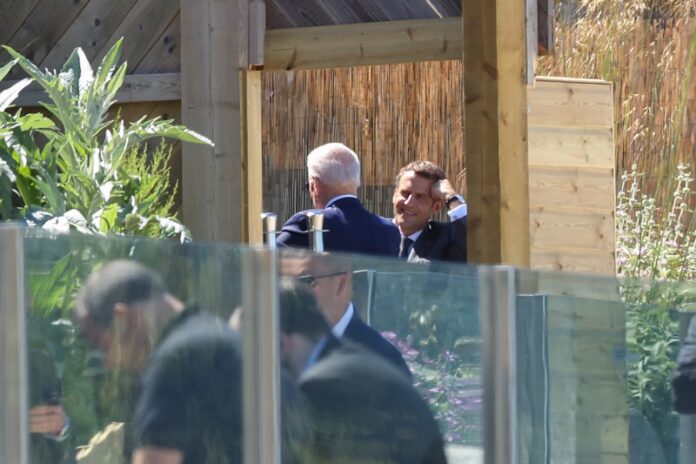 Еманюел Макрон, президент на Франция, говори с президента на САЩ Джо Байдън по време на срещата на върха на Г7 в Карбис Бей, Великобритания