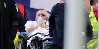 Кристиан Ериксен от Дания извън терена, след като получи медицинска помощ по време на предварителния кръг на футболния мач от група Б на ЕВРО 2020 на група Б между Дания и Финландия в Копенхаген, Дания, 12 юни 2021 г.