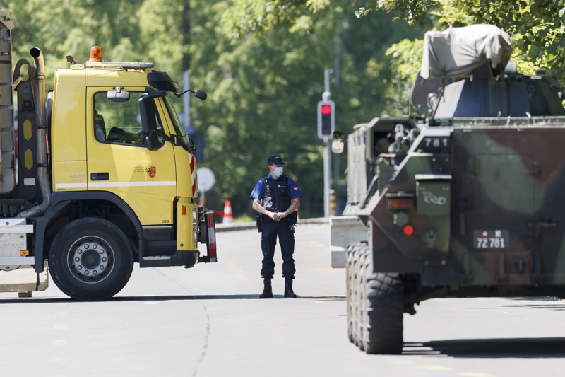 Брониран автомобил и камион блокират достъпа до хотел „Интерконтинентал” преди пристигането на президента на САЩ Джо Байдън, вторник, 15 юни 2021 г., в Женева, Швейцария.