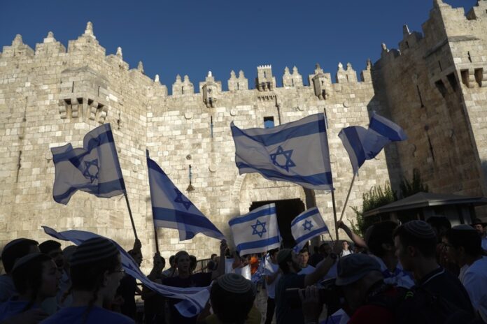 Членове на израелски десни групи развяват израелски знамена до портата на Дамаск в Стария град на Йерусалим, 15 юни 2021 г.