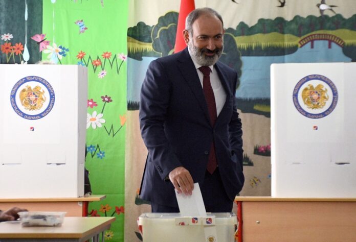 Арменският премиер Никол Пашинян гласува на избирателна секция в Ереван, Армения, 20 юни 2021 г.