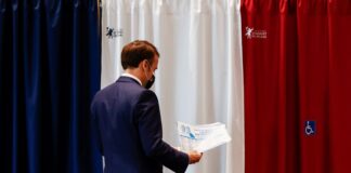 Френският президент Еманюел Макрон гласува в избирателна секция по време на първия тур на френските регионалните във Франция, 20 юни 2021 г.