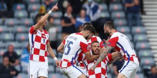 Никола Влашич от Хърватия празнува, след като отбеляза първия гол на отбора си по време на футболния мач между Хърватия и Шотландия в Глазгоу, Великобритания, 22 юни 2021 г.