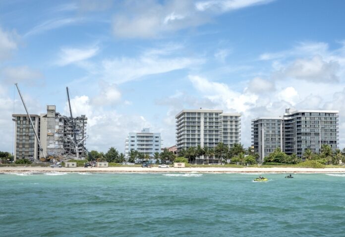 Изглед към частично срутената 12-етажна кооперация в Сърфсайд, Флорида, САЩ, 27 юни 2021 г.