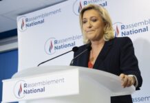 Президентът на крайнодясната партия национален фронт Марин льо Пен прави изявление в централата на партията в Нантер близо до Париж, Франция, 27 юни 2021 г.