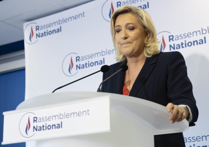 Президентът на крайнодясната партия национален фронт Марин льо Пен прави изявление в централата на партията в Нантер близо до Париж, Франция, 27 юни 2021 г.