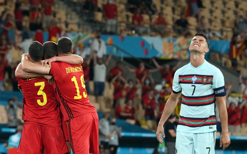 Кристиано Роналдо и белгийските играчи след осминафиналната среща между Белгия и Португалия в Севиля, Испания, 27 юни 2021 г. 