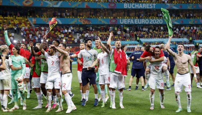 Играчите на Швейцария празнуват спечелването на футболната среща от осминафинала на УЕФА ЕВРО 2020 между Франция и Швейцария в Букурещ, Румъния, 28 юни 2021 г.