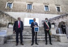 Италианският външен министър Луиджи Ди Майо, кметът на Бари Антонио Декаро и президентът на регион Пулия Микеле Емилиано по време на церемонията по посрещането в замъка Бари, преди срещата на министрите на външните работи на Г-20, която ще се проведе в Матера на 29 юни.