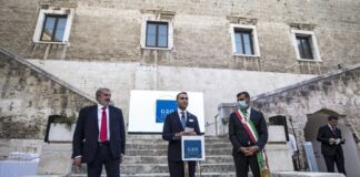 Италианският външен министър Луиджи Ди Майо, кметът на Бари Антонио Декаро и президентът на регион Пулия Микеле Емилиано по време на церемонията по посрещането в замъка Бари, преди срещата на министрите на външните работи на Г-20, която ще се проведе в Матера на 29 юни.