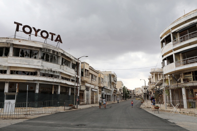 Изоставени и разрушени сгради на улица във Вароша, Кипър
