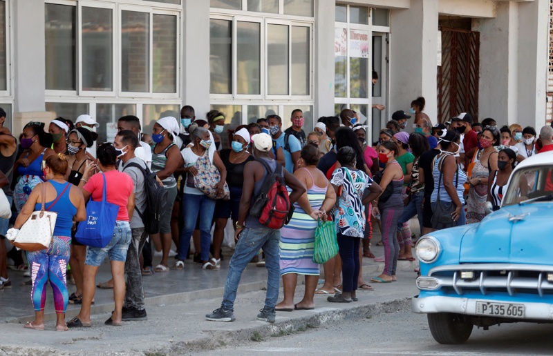 Хората се редят на опашка за пазаруване на пазар в Хавана, Куба, на 17 април 2021г.