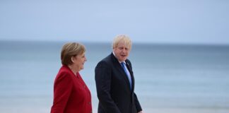 Германският канцлер Ангела Меркел и британският премиер Борис Джонсън по време на срещата на върха на Г7 в залива Карбис, Великобритания, 11 юни 2021 г.