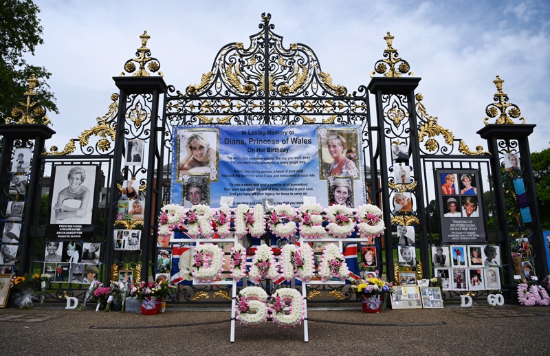 Цветя, поставеки пред двореца Кенсингтън, по случай 60 рожден ден на принцеса Даяна