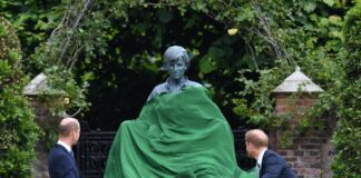 Британският принц Уилям и брат му Хари разкриват статуята на майка им принцеса Даяна, в Потъналата градина в двореца Кенсингтън в Лондон, Великобритания, 01 юли 2021г.