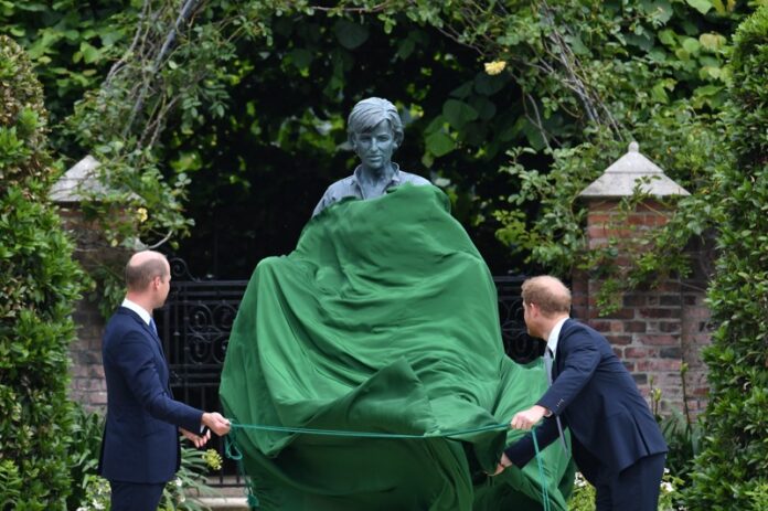 Британският принц Уилям и брат му Хари разкриват статуята на майка им принцеса Даяна, в Потъналата градина в двореца Кенсингтън в Лондон, Великобритания, 01 юли 2021г.