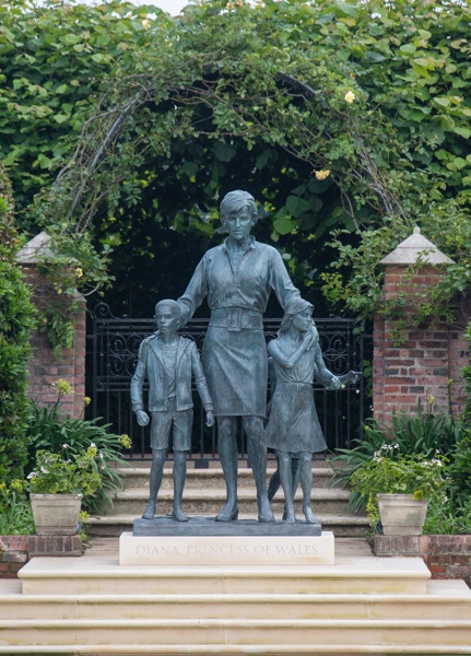 Изглед към статуята на Даяна, принцеса на Уелс