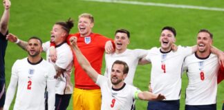 Английският капитан Хари Кейн и съотборниците му празнуват, след като спечелиха полуфинала на ЕВРО 2020 между Англия и Дания в Лондон, Великобритания, 07 юли 2021 г.