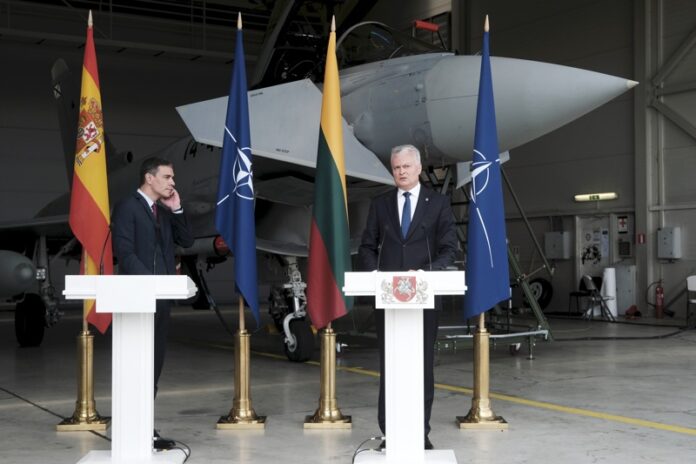 Президентът на Литва Гитанас Науседа и испанският премиер Педро Санчес по време на пресконференция във военната авиобаза в Саулай, Литва, 08 юли 2021 г.