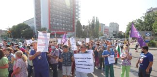 Протест пред "Пирогов", в защита на проф. Асен Балтов