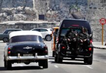 Полицаи от специална бригада се движат по улица в Хавана, Куба, 21 юли 2021г.