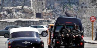Полицаи от специална бригада се движат по улица в Хавана, Куба, 21 юли 2021г.
