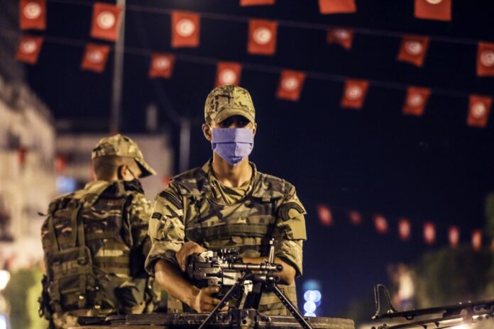 Войници в Тунис, след като президентът Каис Саид освободи правителството и замрази парламента, Тунис, 25 юли 2021 г.
