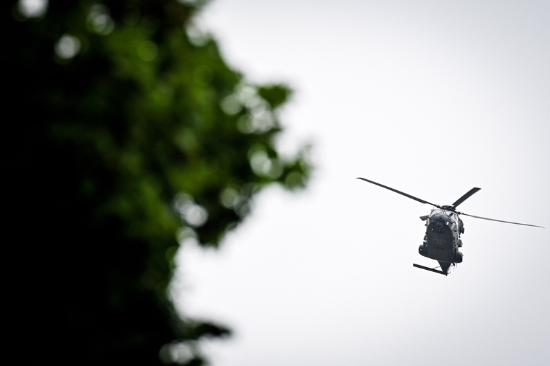 Два военни хеликоптера нарушават спокойствието на предградията на Стокхолм в