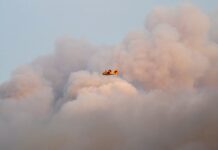 Самолет потушава горски пожар в района на Каламонас, остров Родос, Гърция, 01 август 2021г.