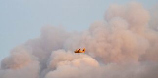 Самолет потушава горски пожар в района на Каламонас, остров Родос, Гърция, 01 август 2021г.