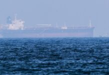 Японският танкер Mercer Street пристига на брега на Фуджейра, ОАЕ на 3 август 2021 г.танкер панамски флаг