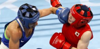 Цукими Намики от Япония (червено) и Стойка Кръстева от България (синьо) по време на полуфинала за жени (48-51 кг) по бокс в Токио 2020