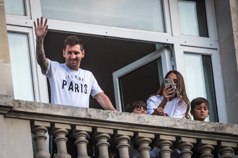 Аржентинският нападател Лионел Меси поздравява своите фенове от прозореца на хотел „Royal Monceau“ в Париж, Франция
