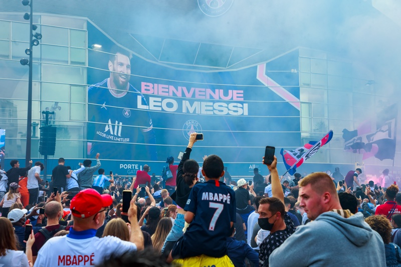 Феновете на ПСЖ по време на официалното представяне на аржентинския нападател Лионел Мес пред стадион „Парк де Пренс“ в Париж, Франция, 11 август 2021г. 