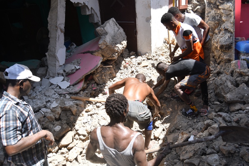 Група хора разчистват останките от земетресение в Порт-о-Пренс, Хаити, 14 август 2021г.