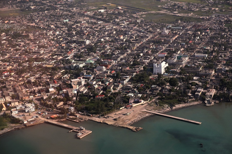 Въздушен изглед на Лос Кайос, Хаити два дни след земетресението с магнитуд 7,2